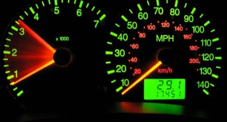 Что такое спидометр автомобиля, какую скорость показывает (в милях или километрах)?