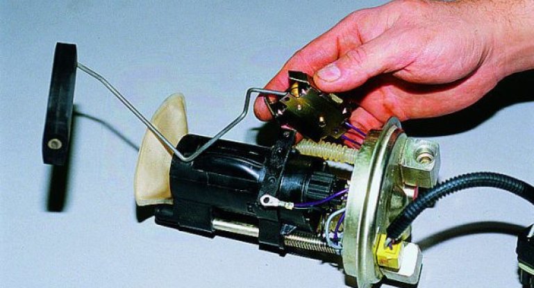 Характеристика датчика уровня топлива на ВАЗ 2114 инжектор и его замена своими руками