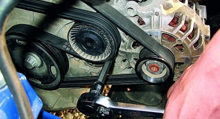 Инструкция по замене ролика натяжителя ремня генератора своими руками
