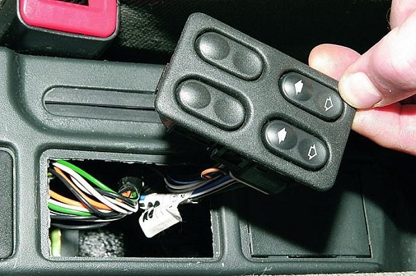 Неисправности, их устранение, ремонт и замена кнопки стеклоподъемника Неисправности, их устранение, ремонт и замена кнопки стеклоподъемника