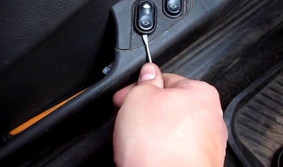 Неисправности, их устранение, ремонт и замена кнопки стеклоподъемника Неисправности, их устранение, ремонт и замена кнопки стеклоподъемника