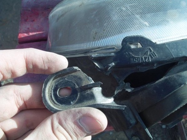 Дельные советы по восстановлению и ремонту фар автомобиля с помощью герметика и пр Дельные советы по восстановлению и ремонту фар автомобиля с помощью герметика и пр