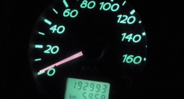 Описание электронного спидометра, инструкция, как смотать пробег авто