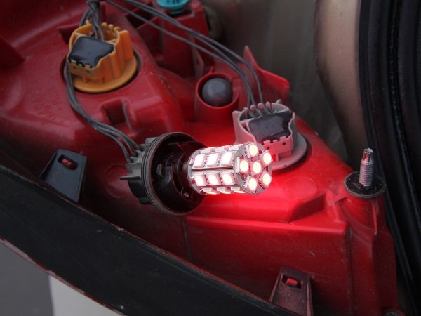 Детальная инструкция по замене лампочки заднего стоп-сигнала своими руками Детальная инструкция по замене лампочки заднего стоп-сигнала своими руками