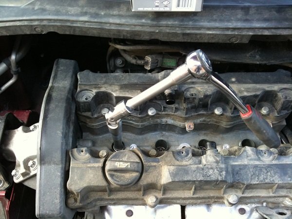 Подробная инструкция по замене свечей зажигания в автомобиле своими руками