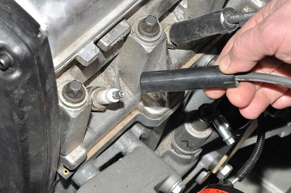 Подробная инструкция по замене свечей зажигания в автомобиле своими руками