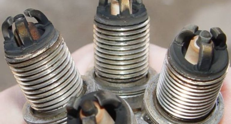 Причины нагара на свечах зажигания разного цвета, диагностика и очистка