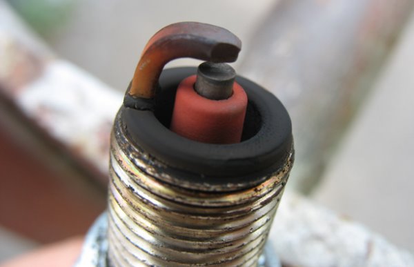 Причины нагара на свечах зажигания разного цвета, диагностика и очистка