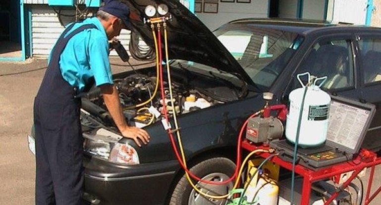 Заправка кондиционера автомобиля своими руками: количество фреона, таблица и пр