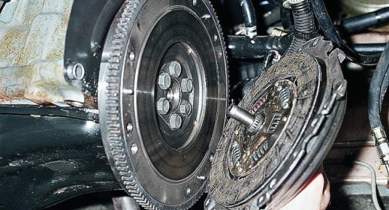 Описание сцепления и его устройства: муфты, троса, маховика и вилки