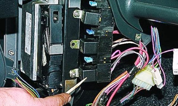 Руководство по замене блока предохранителей на ВАЗ 2115 инжектор, расшифровка Руководство по замене блока предохранителей на ВАЗ 2115 инжектор, расшифровка