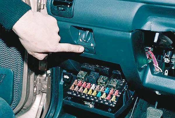 Руководство по замене блока предохранителей на ВАЗ 2112, расшифровка Руководство по замене блока предохранителей на ВАЗ 2112, расшифровка