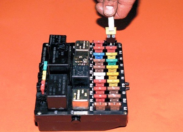 Руководство по замене блока предохранителей на ВАЗ 2112, расшифровка Руководство по замене блока предохранителей на ВАЗ 2112, расшифровка