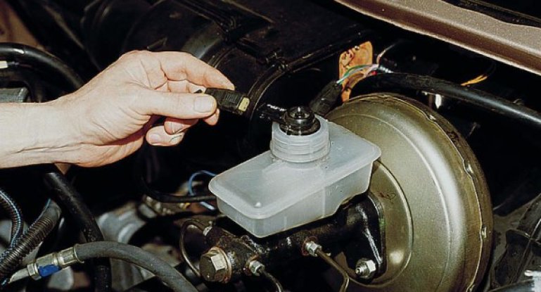 Инструкция, как прокачать сцепление автомобиля правильно: подготовка, этапы