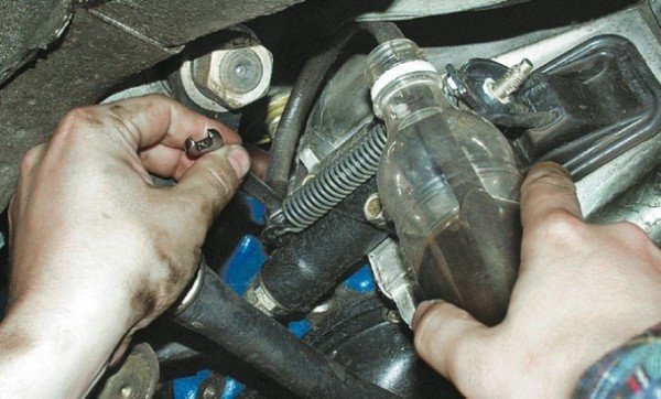 Инструкция, как прокачать сцепление автомобиля правильно: подготовка, этапы