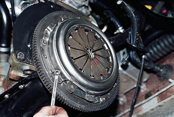 Инструкция по замене сцепления ВАЗ 2107 своими руками, стоимость детали Инструкция по замене сцепления ВАЗ 2107 своими руками, стоимость детали