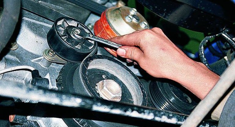 Устройство ролика натяжителя ремня генератора, натяжка ремня генератора