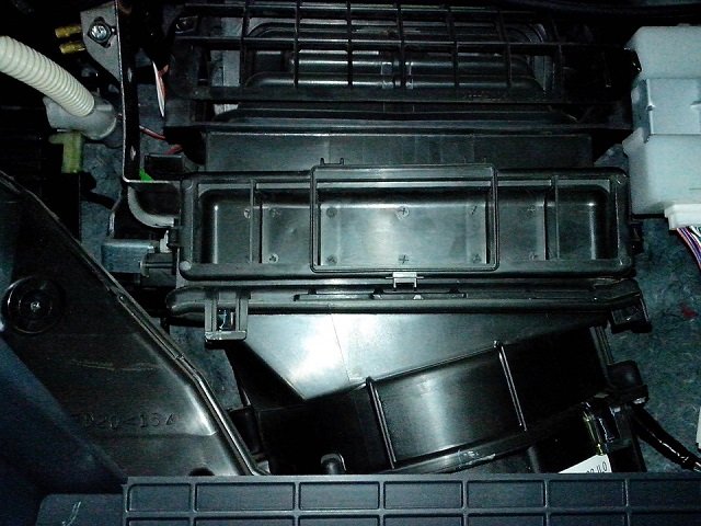 Совет автоэксперта, как произвести замену салонного фильтра на автомобиле Suzuki SX4