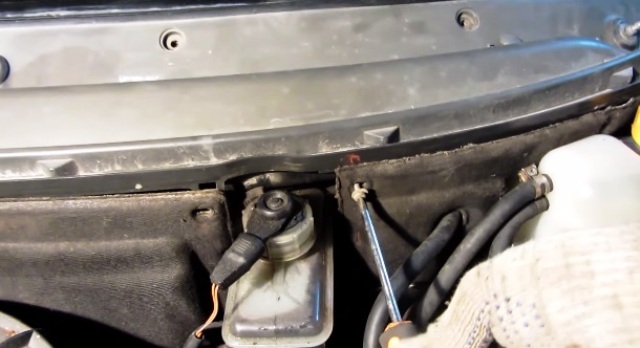 Как правильно произвести замену салонного фильтра на автомобиле ВАЗ 2112 самостоятельно