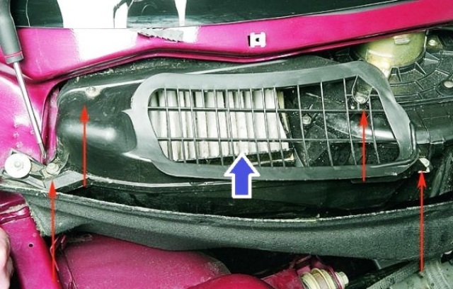 Как правильно произвести замену салонного фильтра на автомобиле ВАЗ 2112 самостоятельно