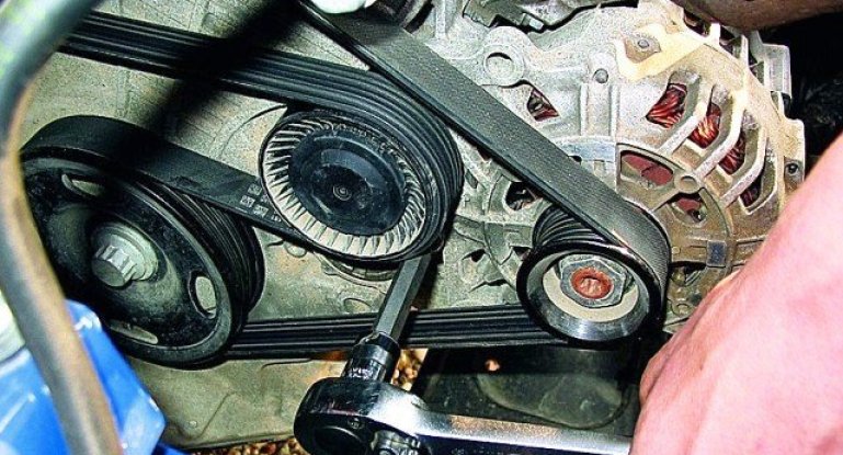Советы автоэкспертов, как поменять ремень генератора на автомобиле ВАЗ 2107