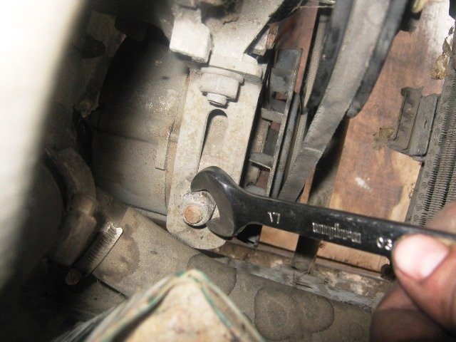 Советы автоэкспертов, как поменять ремень генератора на автомобиле ВАЗ 2107 Советы автоэкспертов, как поменять ремень генератора на автомобиле ВАЗ 2107