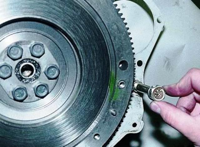 Самостоятельная замена переднего и заднего сальника коленвала на ВАЗ 2107 Самостоятельная замена переднего и заднего сальника коленвала на ВАЗ 2107