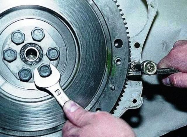 Самостоятельная замена переднего и заднего сальника коленвала на ВАЗ 2107 Самостоятельная замена переднего и заднего сальника коленвала на ВАЗ 2107