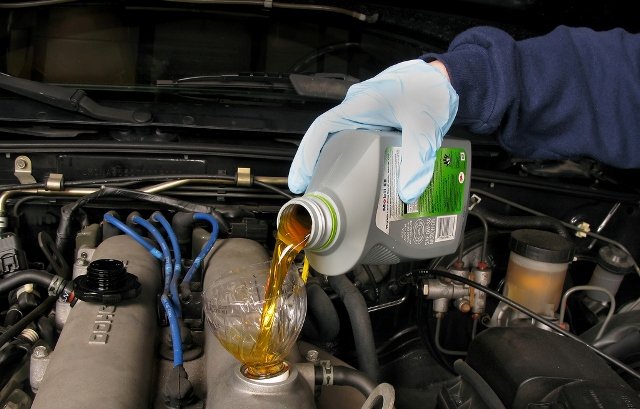 Cколько масла в двигателе должно быть: советы, фото- и видеообзор
