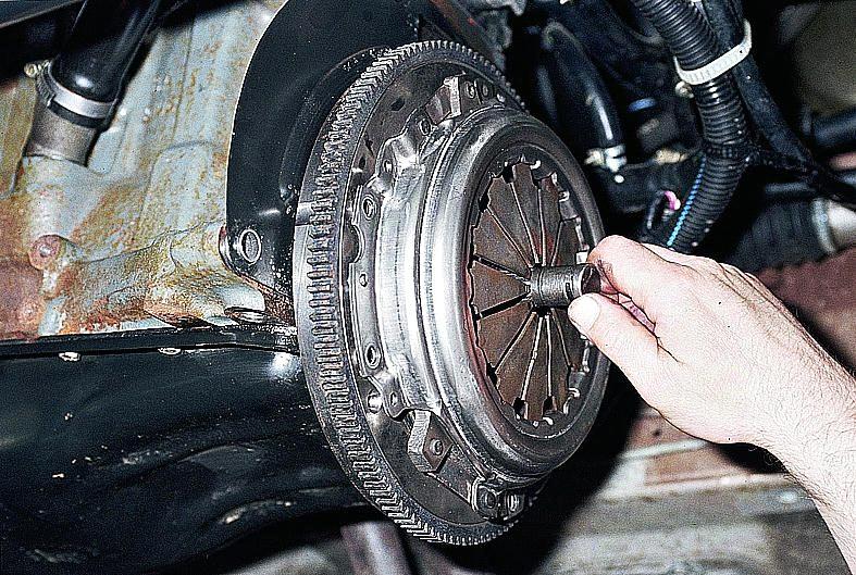 Замена сцепления ВАЗ 2110 своими руками: пошаговая инструкция и видео