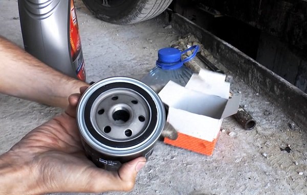 Замена масла в двигателе ВАЗ 2114 своими руками: инструкции и видео