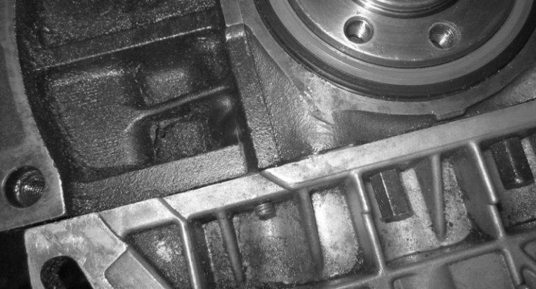 Основные причины почему течет и пенится масло из КПП: фото- и видеообзор