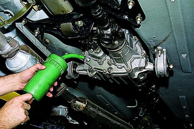Основные причины почему течет и пенится масло из КПП: фото- и видеообзор Основные причины почему течет и пенится масло из КПП: фото- и видеообзор
