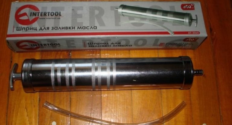 Как быстро заменить масло в коробке передач с помощью шприца: фото и видео