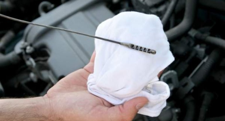 Почему течет и пенится масло на стыке двигателя и АКПП: причины и решение