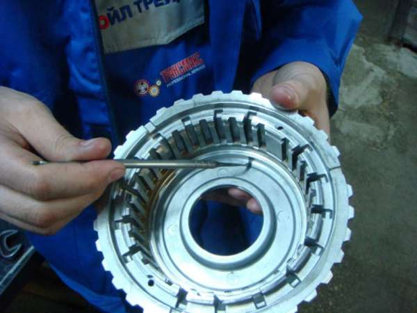 Почему течет и пенится масло на стыке двигателя и АКПП: причины и решение Почему течет и пенится масло на стыке двигателя и АКПП: причины и решение