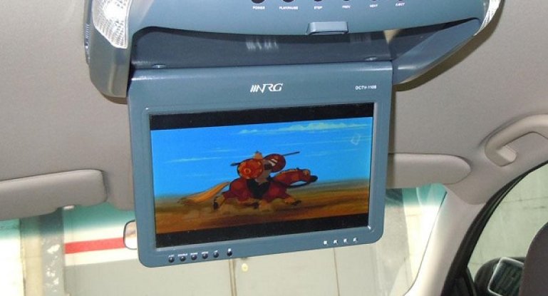 Критерии выбора потолочного монитора для автомобиля: все, что следует знать