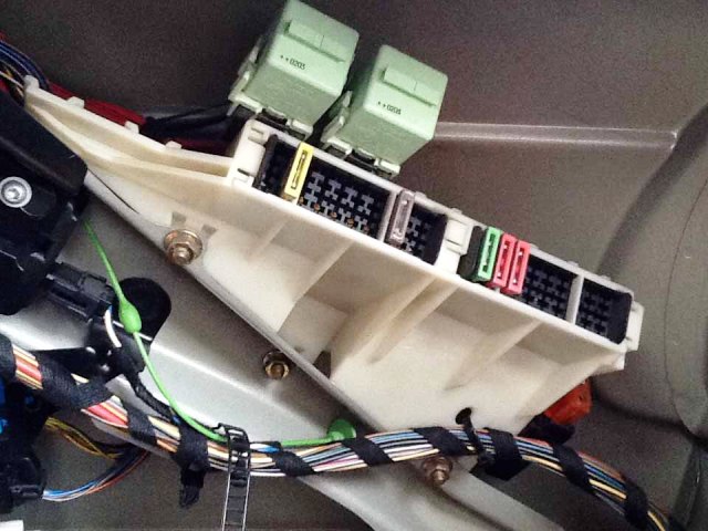 Блок предохранителей BMW E39: схема, расположение и способы замены Блок предохранителей BMW E39: схема, расположение и способы замены