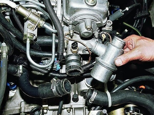 Подробная инструкция по самостоятельной замене термостата на ВАЗ 2114 Подробная инструкция по самостоятельной замене термостата на ВАЗ 2114