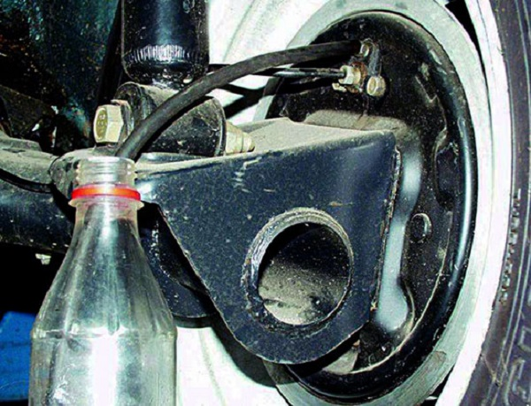 Самостоятельно меняем тормозную жидкость на ВАЗ 2110