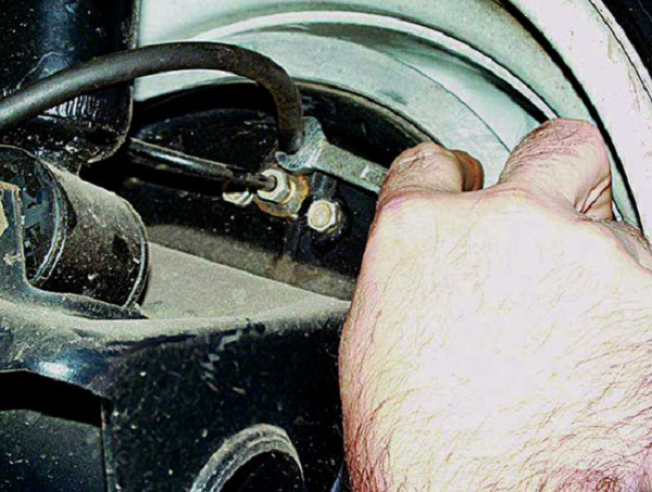 Самостоятельно меняем тормозную жидкость на ВАЗ 2110