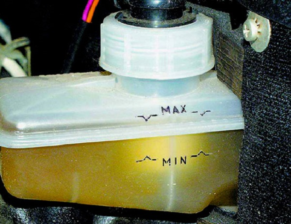 Самостоятельно меняем тормозную жидкость на ВАЗ 2110