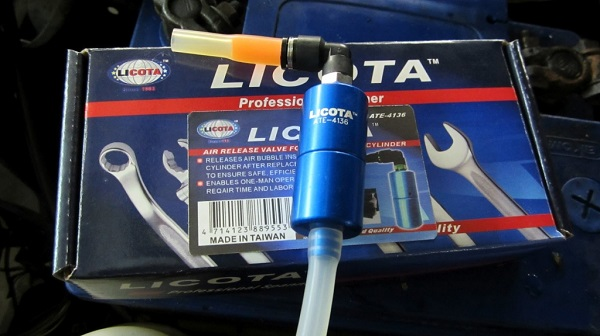 Самостоятельно меняем тормозную жидкость на ВАЗ 2110