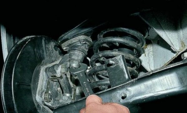 Как самостоятельно проверить и заменить шаровые опоры на ВАЗ 2107