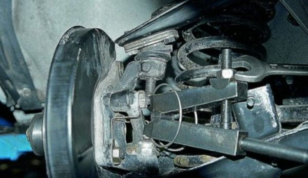 Как самостоятельно проверить и заменить шаровые опоры на ВАЗ 2107