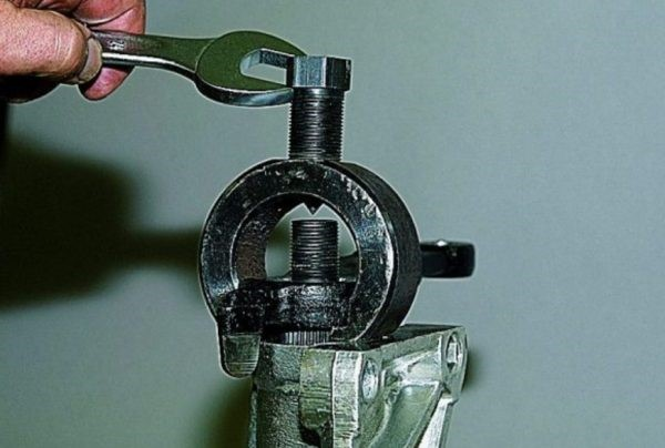 Изучаем и ремонтируем рулевой редуктор «Шестерки»