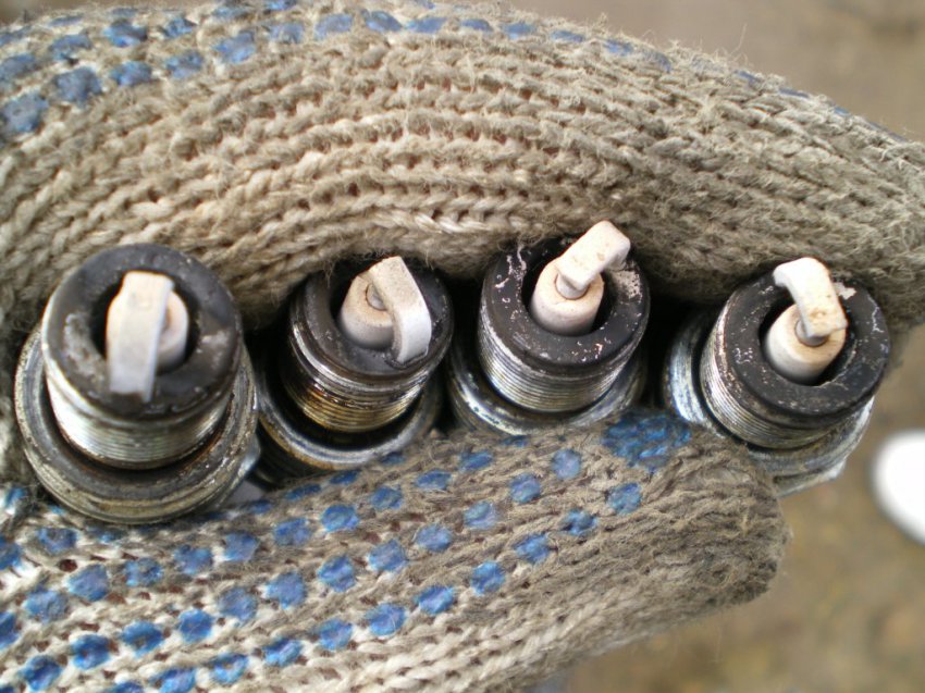 Причины нагара на свечах зажигания разного цвета, диагностика и очистка