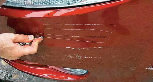 Что делать, если поцарапали машину во дворе и уехали