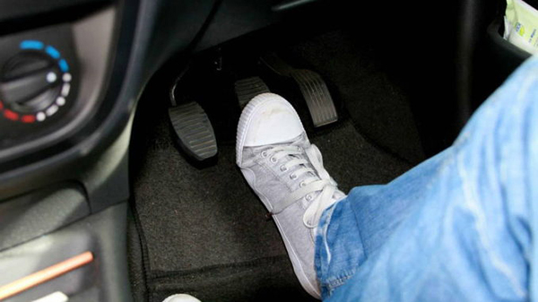 Почему при торможении бьет педаль тормоза