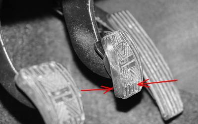 Почему при торможении бьет педаль тормоза